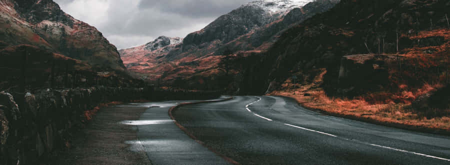 Skyline Of The Vibrant Dallas Texas At Dusk Wallpaper