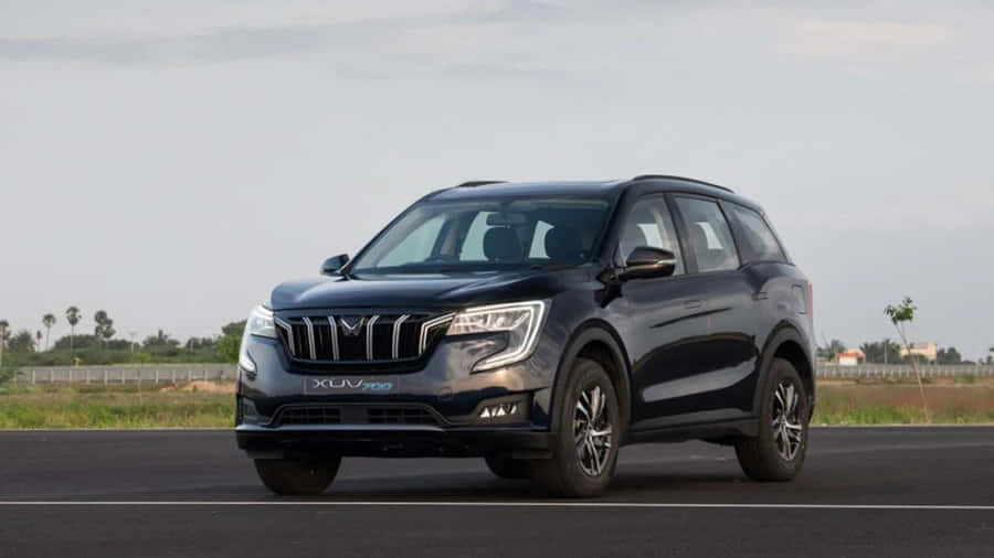 Sleek And Stylish Mahindra Xuv500 Sporty Vibe Wallpaper