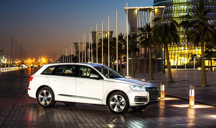 Sleek Audi Q7 In A Stunning Urban Setting Wallpaper
