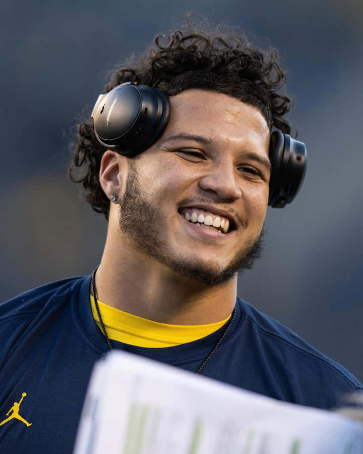 Smiling Athletewith Headphones Wallpaper