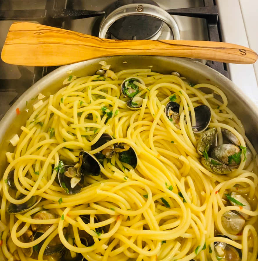 Spaghetti Alla Vongole In A Casserole Wallpaper