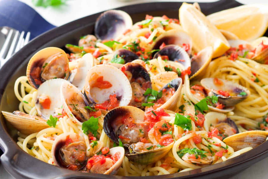 Spaghetti Alla Vongole With Roma Tomatoes Wallpaper