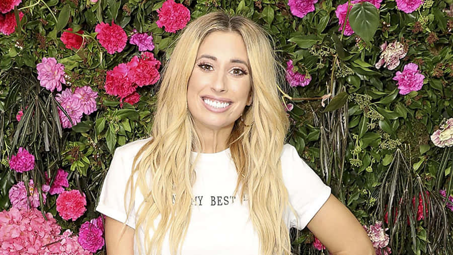 Stacey Solomon Floral Backdrop Smile Wallpaper
