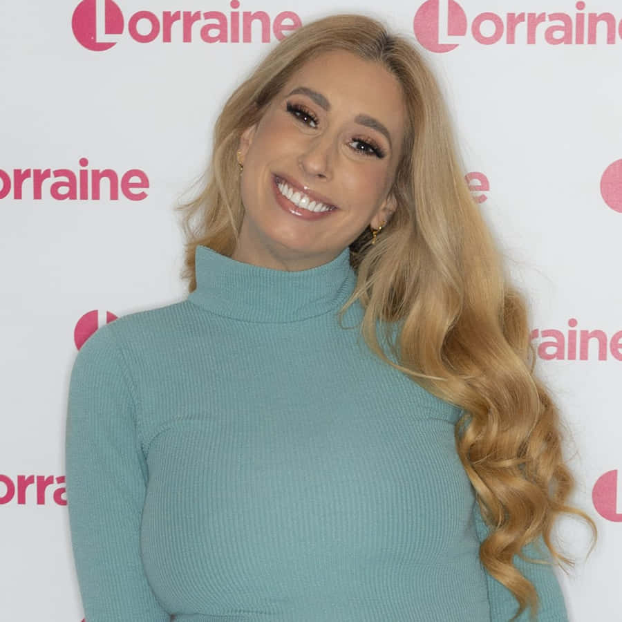 Stacey Solomon Smilingat Lorraine Event Wallpaper
