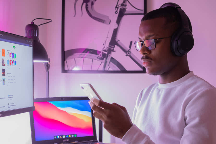 Stay Connected And Discover Your Sound With The Ultimate Combination Of Headphones And Laptop. Wallpaper