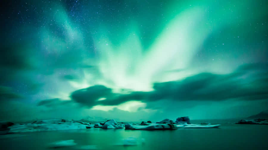 Stunning 4k Aurora Landscape Wallpaper