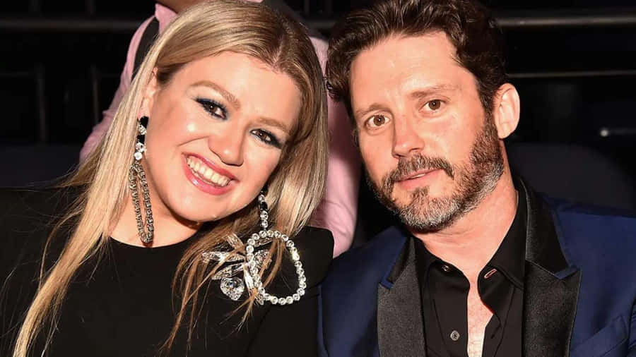 Stunning Kelly Carlson Posing In A Vibrant Photoshoot Wallpaper