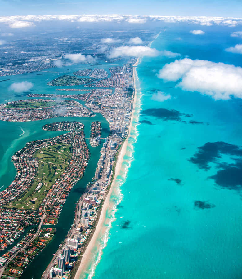 Stunning Skyline View Of Beautiful City At Dusk Wallpaper