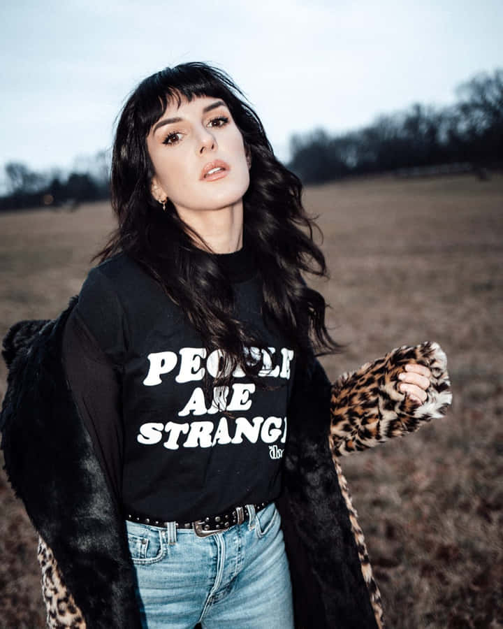 Stylish Womanin Black Teeand Leopard Print Wallpaper