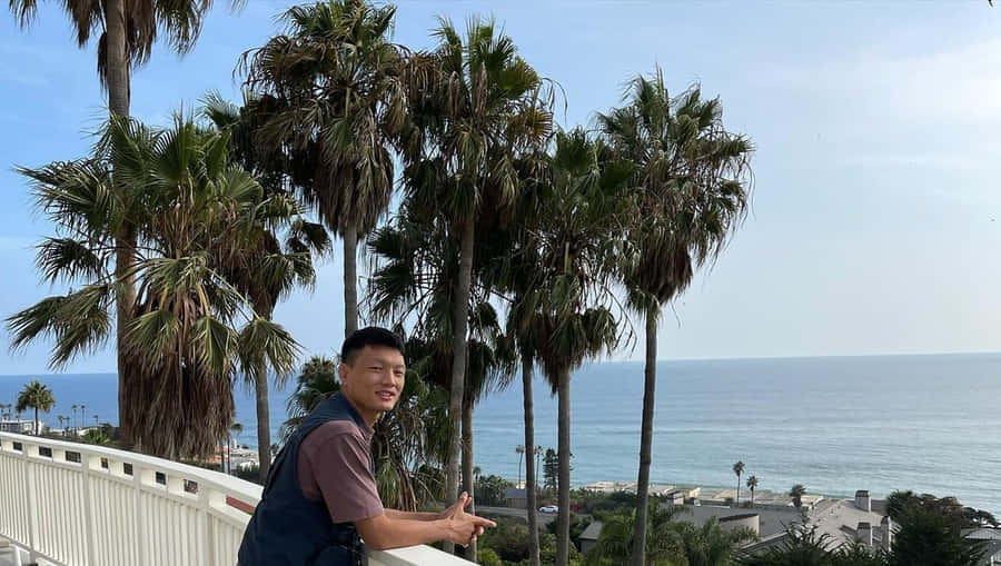 Su Mudaerji Smiling On Balcony Wallpaper