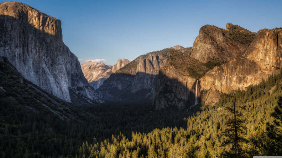 Take In The Imposing Beauty Of El Capitan Wallpaper