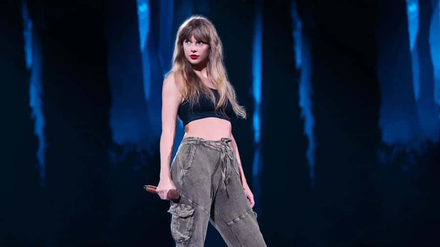 Taylor Swift Stage Performance Wallpaper