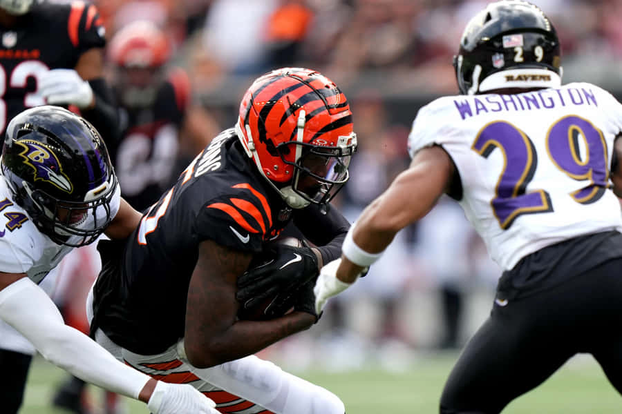 Tee Higgins Evading Tackle Against Ravens Wallpaper