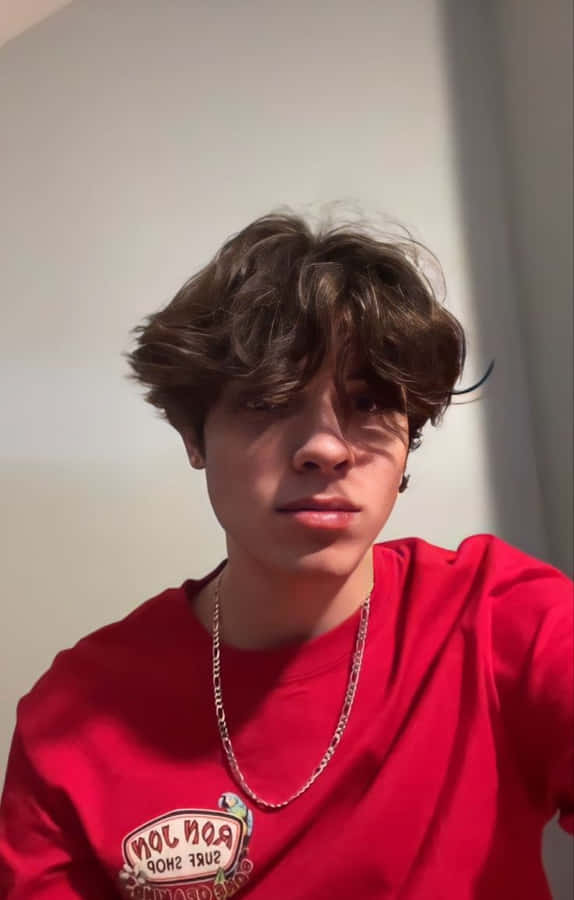 Teenagerin Red Shirt Wallpaper