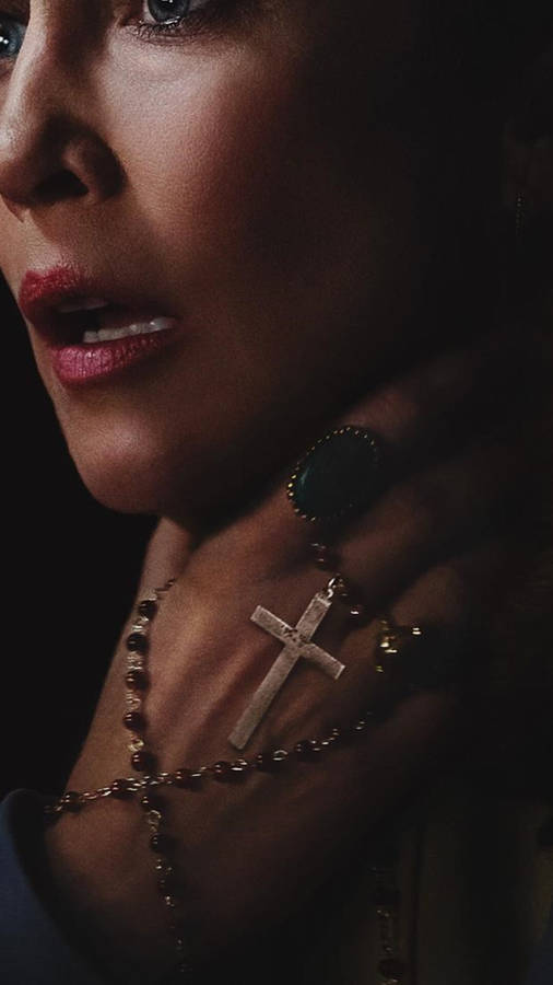 The Conjuring Lorraine Holding A Rosary Wallpaper