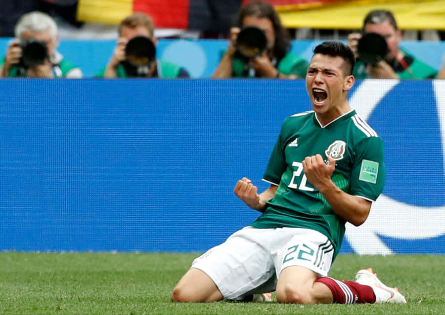 The Striker Chucky Lozano Takes Aim Wallpaper