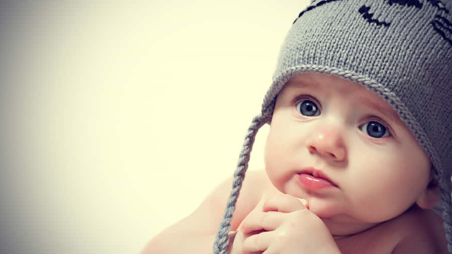 Thoughtful Babyin Knitted Hat Wallpaper