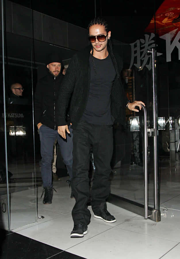 Tom Kaulitz Leaving Restaurant Wallpaper