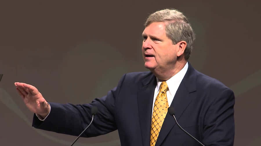 Tom Vilsack Doing Hand Gesture Wallpaper