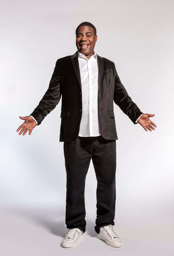 Tracy Morgan Posing During A Photoshoot. Wallpaper