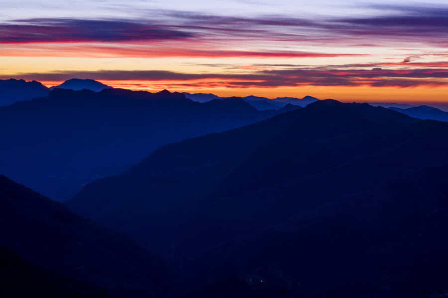 Travel To New Heights With A Beautiful Mountain Sunset. Wallpaper