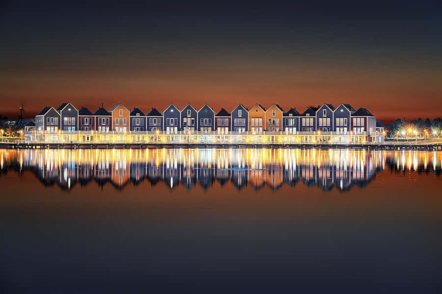 Twilight Waterfront Reflections Houten Wallpaper