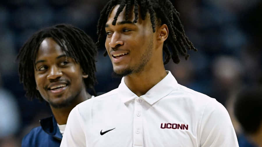 U Conn Basketball Players Smiling Court Side Wallpaper