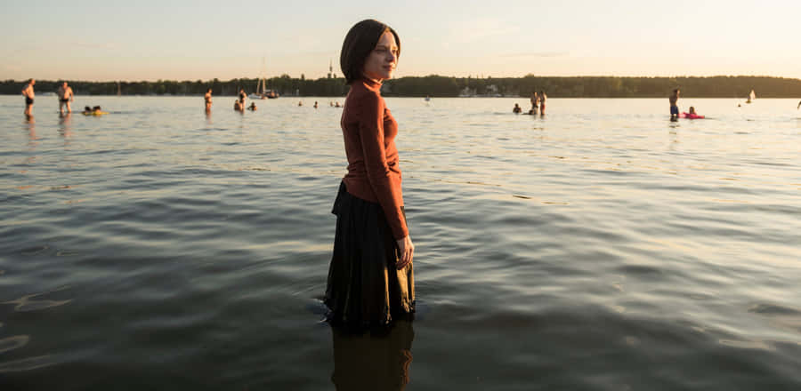 Unorthodox Girl Walking Alone In Beach Wallpaper