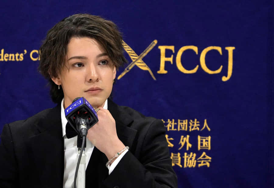 Vibrant J-pop Group Performing Live Wallpaper