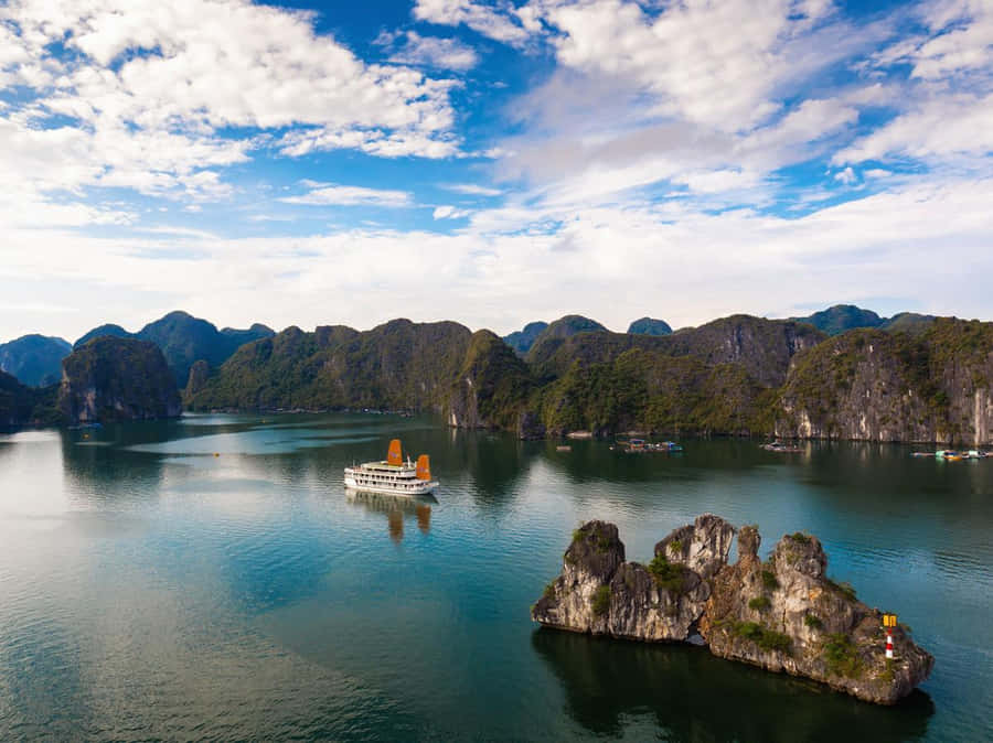 Vietnam's Pearl Of The North Halong Bay Wallpaper