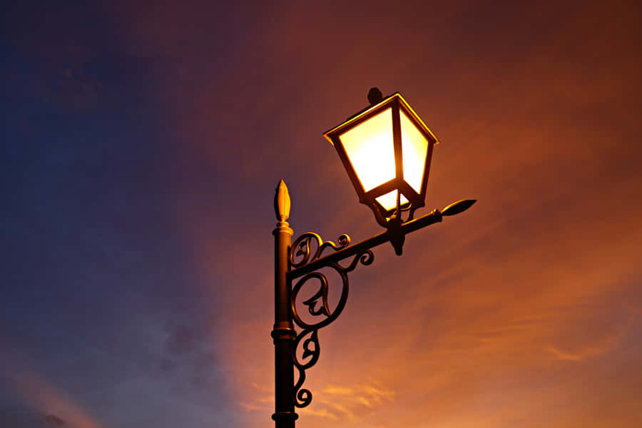 Vintage Street Lampat Dusk Wallpaper