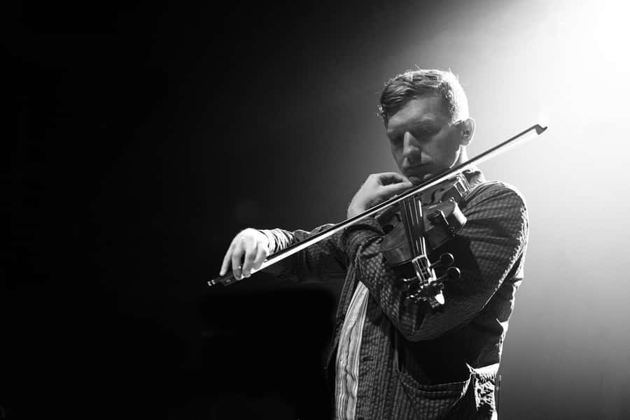 Violinistin Spotlight Monochrome Wallpaper