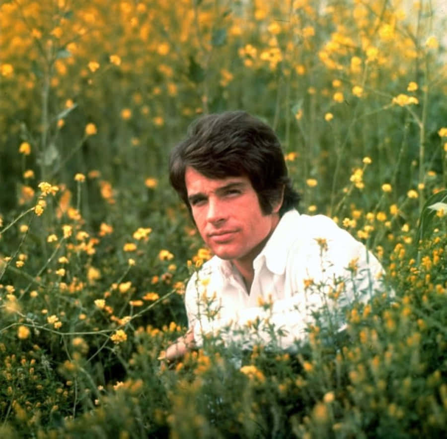 Warren Beatty In A Classic Hollywood Moment Wallpaper