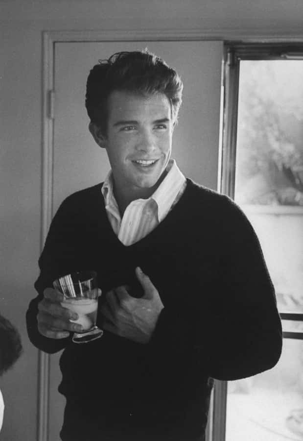 Warren Beatty Posing Confidently In A Suit Wallpaper