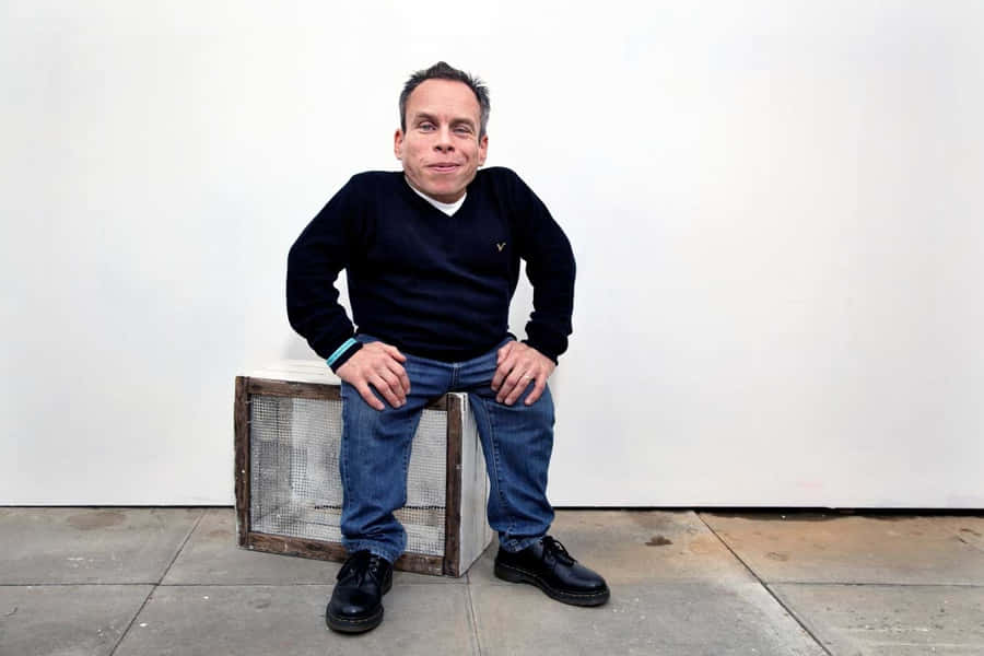 Warwick Davis Posing For A Photoshoot Wallpaper