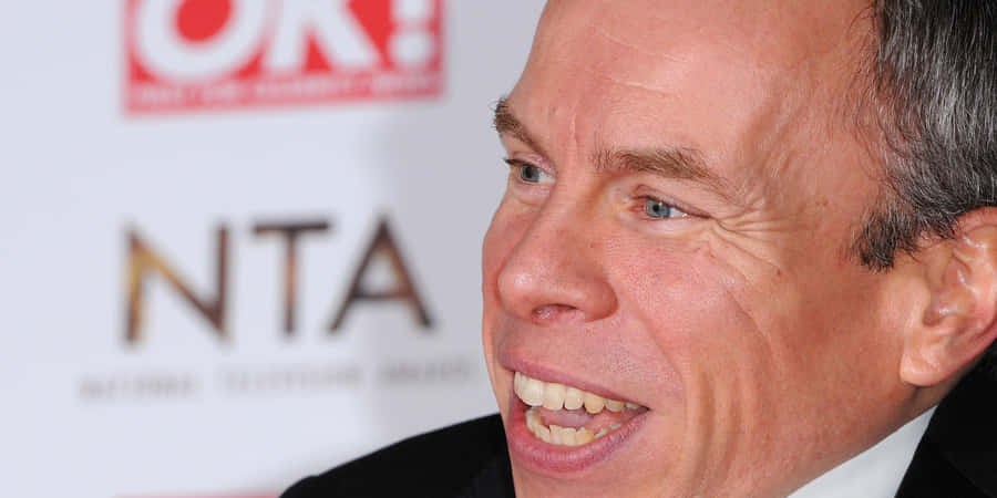 Warwick Davis Posing For A Photoshoot Wallpaper