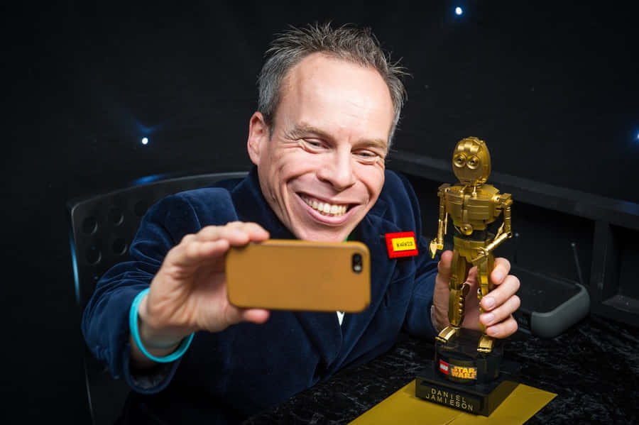 Warwick Davis Posing For A Portrait Wallpaper