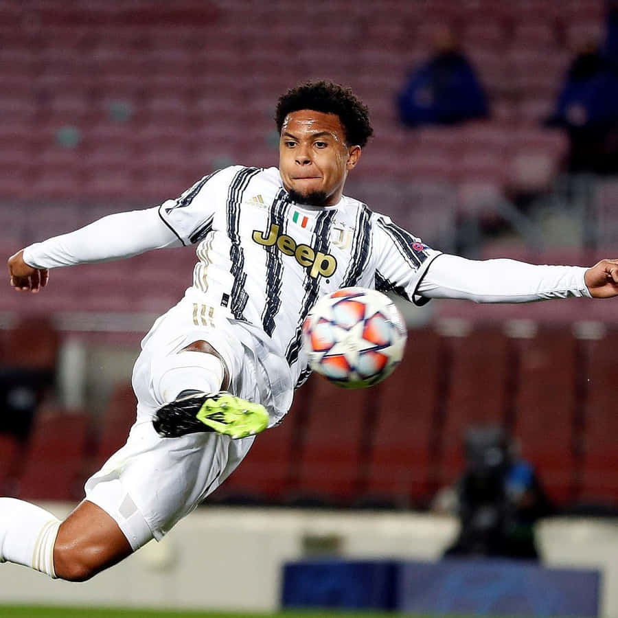 Weston Mc Kennie Juventus Mid Air Kick Wallpaper
