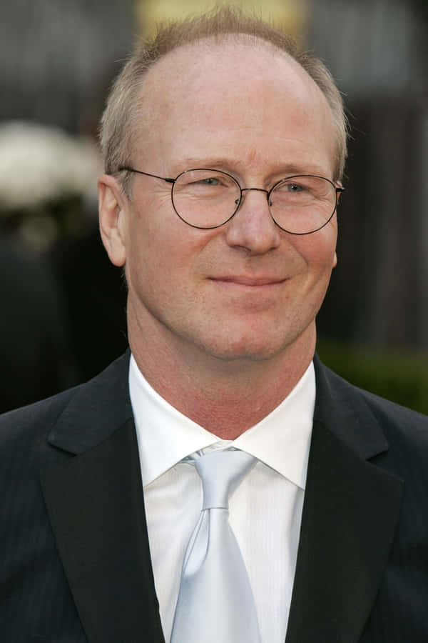 William Hurt Posing For A Photoshoot. Wallpaper