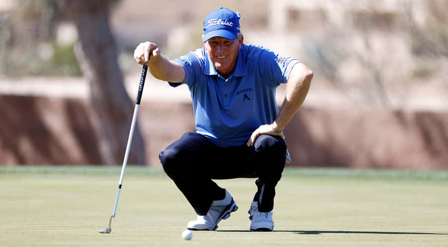 Woody Austin Squatting In A Field Wallpaper