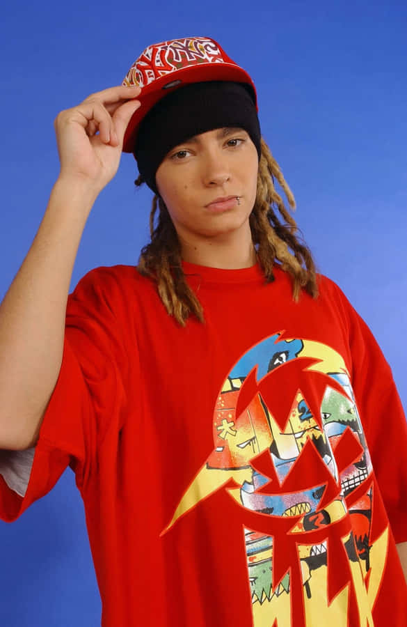 Youthful Musicianin Redand Black Wallpaper