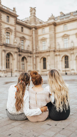 3 Girl Best Friends In Facade Museum Wallpaper