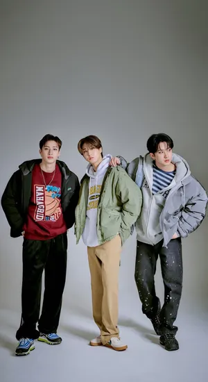 3racha Group Style Casual Wallpaper