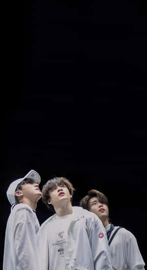 3racha Members Looking Up Wallpaper
