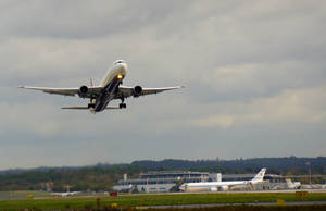 4k Plane Taking Off Wallpaper