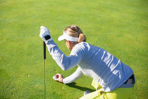 4k Woman Golfer In Sweater Wallpaper