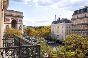 A Balcony Overlooking The Arc De Triomphe In Paris Wallpaper