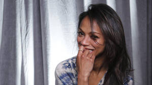 A Candid Capture Of The Vivacious Zoe Saldana Wallpaper