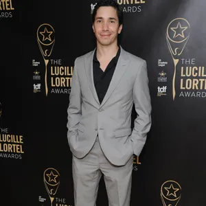 A Charismatic Justin Long Posing For A Captivating Portrait Wallpaper