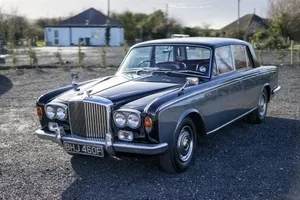 A Classic Bentley T1 Luxury Car Wallpaper